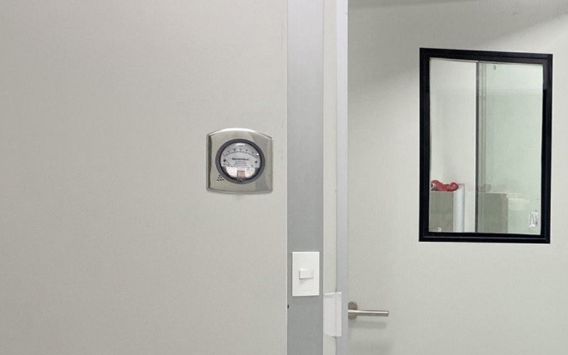 Thảo luận về vị trí lắp đặt đồng hồ đo chênh áp trong phòng sạch