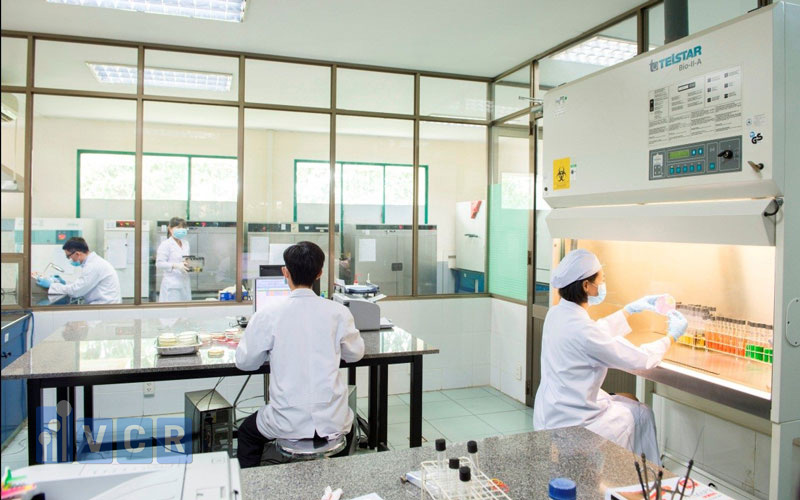 Hình ảnh thực tế bên trong một trung tâm kiểm nghiệm chất lượng mỹ phẩm tại Việt Nam. 