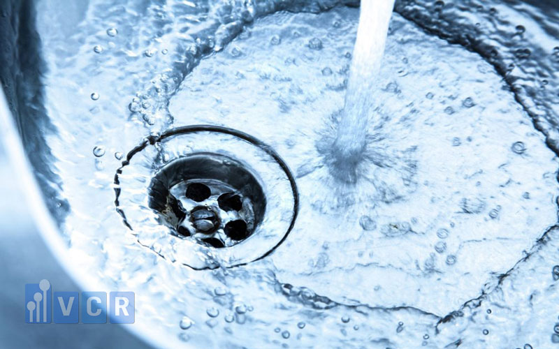 Nước máy là một trong những nguồn cấp nước sản xuất thực phẩm và dùng trong sinh hoạt.