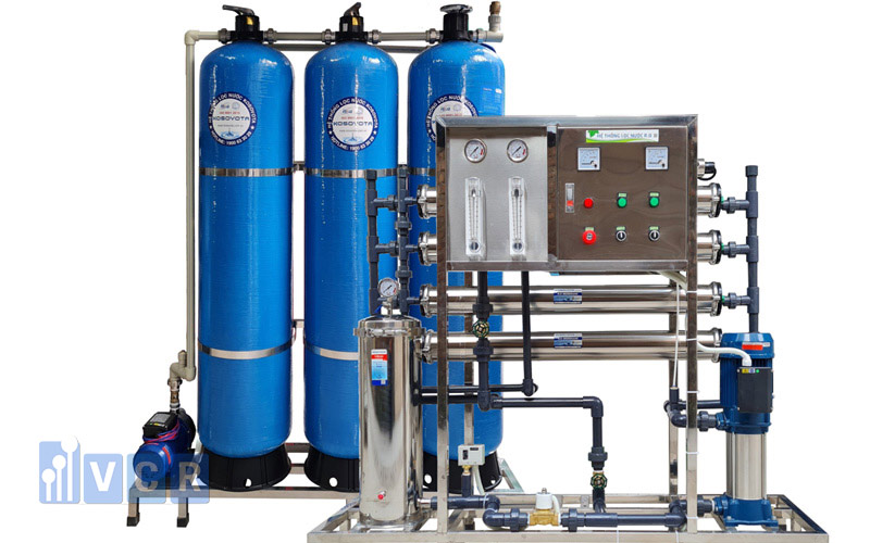 Cột lọc nước công nghiệp có hình trụ tròn thẩm mỹ, ứng dụng phổ biến trong hệ thống xử lý nước công suất lớn.