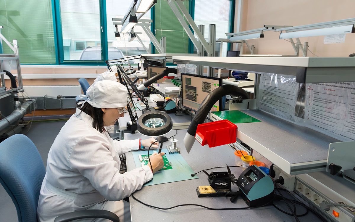 Vì sao phòng sạch bán dẫn yêu cầu kiểm soát hạt nghiêm ngặt hơn dược phẩm?