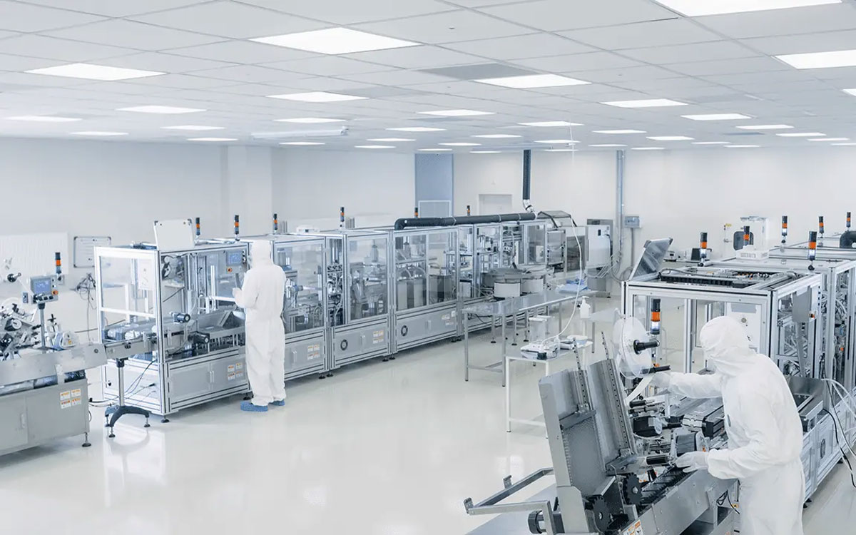 How Equipment Layout Affects Particle Distribution in Cleanrooms: Analysis of Machinery Arrangement and Recirculation Zones