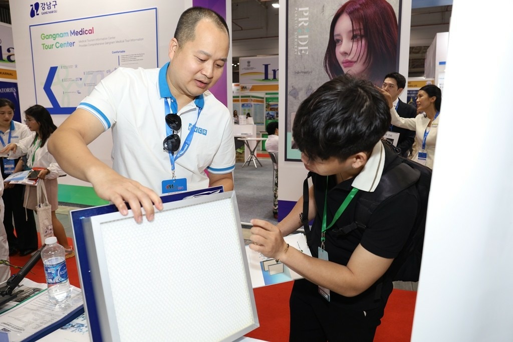Dong Anh Pham (áo trắng), Nhà sáng lập Thiết bị phòng sạch VCR, giới thiệu các sản phẩm lọc khí (Air Filter) chuyên dụng cho ngành dược phẩm tại Triển lãm Quốc tế chuyên ngành Y Dược Việt Nam – Vietnam Medi-Pharm Expo, tổ chức tại Thành phố Hồ Chí Minh.