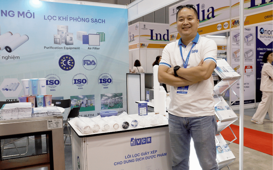 Ông Đỗ Anh Phạm đại diện Thiết bị phòng sạch VCR đón tiếp khách tham quan tại gian hàng trưng bày trong khuôn khổ Triển lãm Quốc tế chuyên ngành Y Dược tại TP. Hồ Chí Minh.