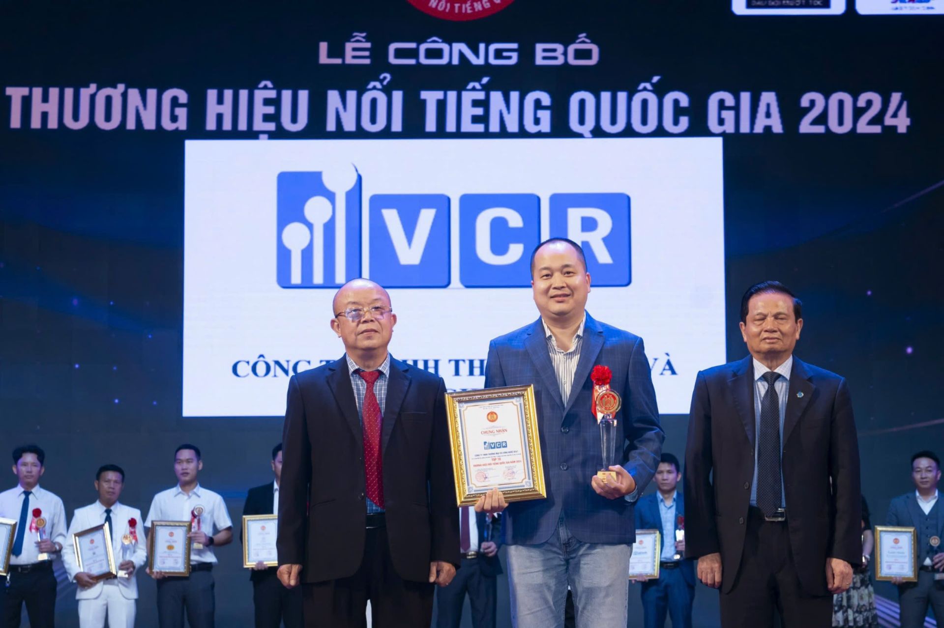 Ông Đông Anh Phạm - Nhà sáng lập Thiết bị phòng sạch VCR - đại diện doanh nghiệp danh dự nhận giải thưởng Top 10 Thương hiệu Nổi tiếng Quốc gia năm 2024.