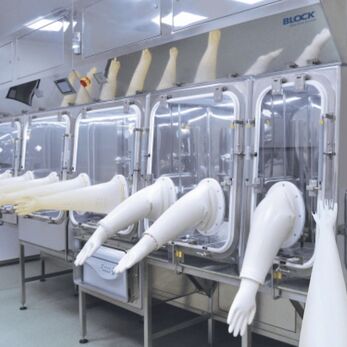 Găng tay CSM là gì? Ưu điểm và ứng dụng trong phòng sạch dược phẩm