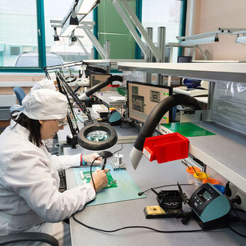 Vì sao phòng sạch bán dẫn yêu cầu kiểm soát hạt nghiêm ngặt hơn dược phẩm?