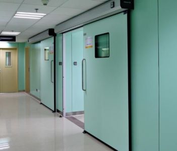 6 lưu ý khi bảo dưỡng cửa phòng mổ bệnh viện