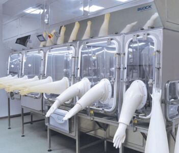 Găng tay CSM là gì? Ưu điểm và ứng dụng trong phòng sạch dược phẩm