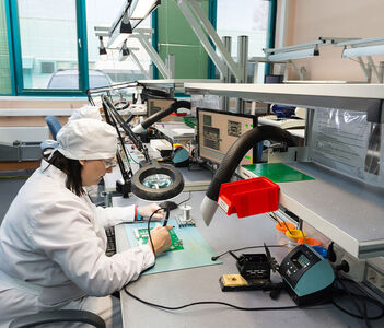 Vì sao phòng sạch bán dẫn yêu cầu kiểm soát hạt nghiêm ngặt hơn dược phẩm?