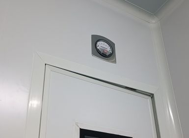 Làm thế nào để kiểm soát chênh lệch áp trong phòng sạch?