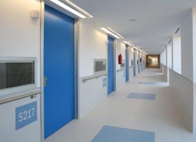 Cửa phòng sạch khác cửa thông thường như thế nào?