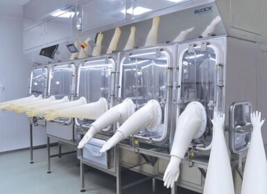 Găng tay CSM là gì? Ưu điểm và ứng dụng trong phòng sạch dược phẩm