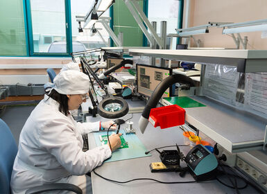 Vì sao phòng sạch bán dẫn yêu cầu kiểm soát hạt nghiêm ngặt hơn dược phẩm?