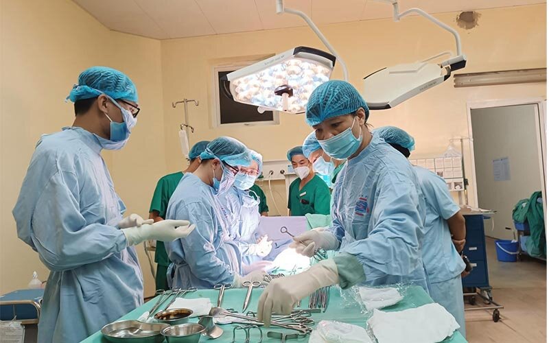 Phòng mổ, bệnh nhân và ekip mổ