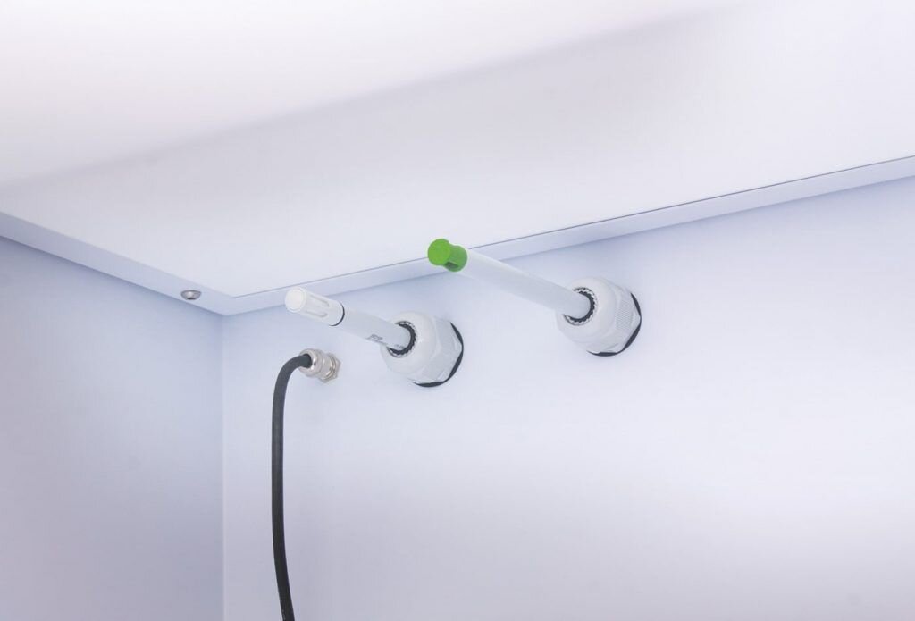 Tủ an toàn cấp 3 được trang bị hai cảm biến bên trong buồng chính. Cảm biến thứ nhất có chức năng điều khiển vận tốc không khí. Cảm biến thứ hai đảm nhiệm việc đo nhiệt độ và độ ẩm tương đối.
