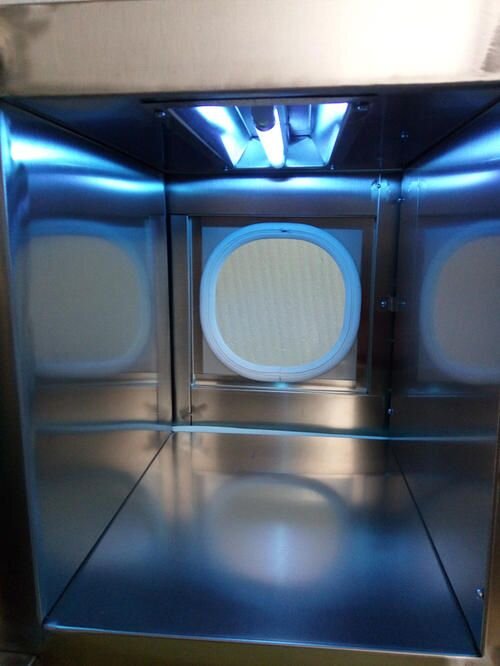 Pass Box trang bị đèn UV - cực tím