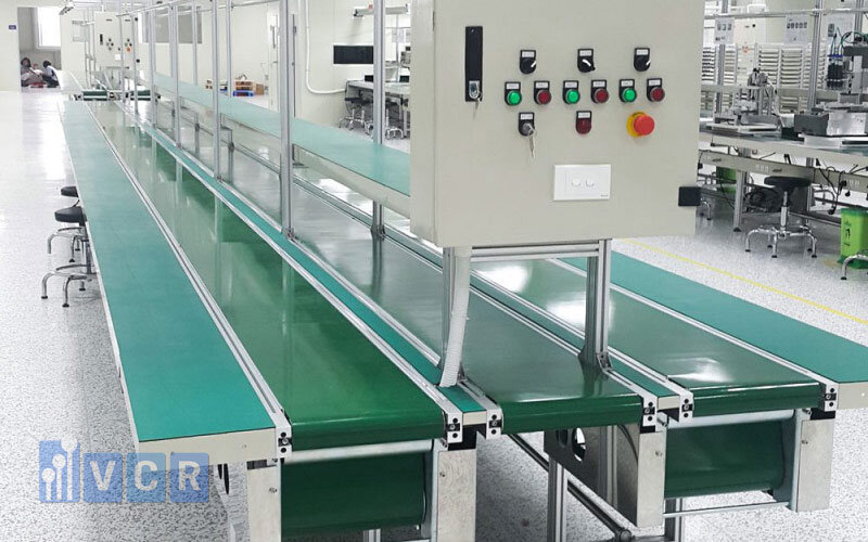 Hình ảnh thực tế hệ thống băng tải trong nhà máy sản xuất linh kiện điện tử tại Việt Nam.