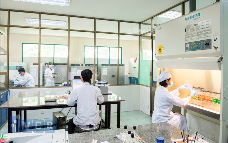 Hình ảnh thực tế bên trong một trung tâm kiểm nghiệm chất lượng mỹ phẩm tại Việt Nam.