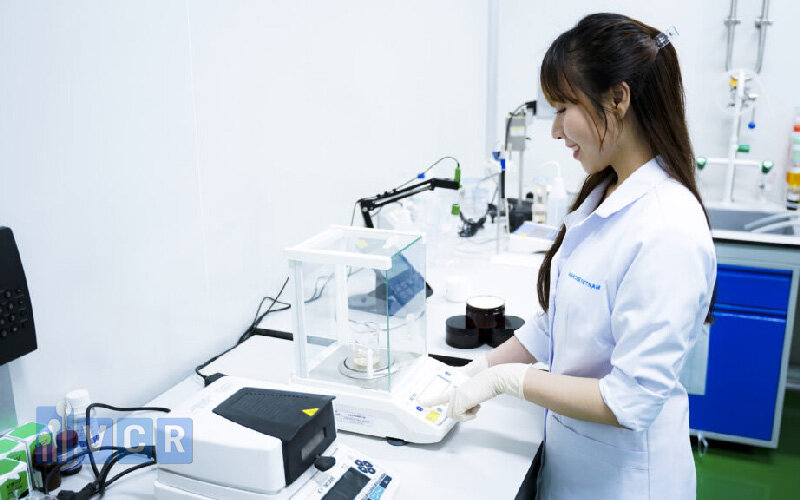 Kiểm nghiệm chất lượng mỹ phẩm là công đoạn bắt buộc phải thực hiện trước khi sản phẩm được lưu hành trên thị trường.