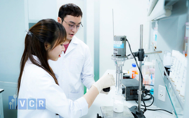 Kiểm nghiệm chất lượng mỹ phẩm qua xét nghiệm mẫu được các chuyên gia ứng dụng phổ biến hiện nay.