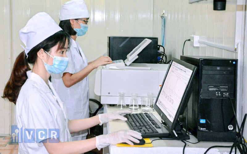 Hình ảnh thực tế trong một cơ sở kiểm nghiệm thuốc tại Việt Nam.