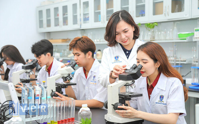 Quy định lấy mẫu thuốc trong kiểm nghiệm được hướng dẫn chi tiết bởi Bộ Y Tế theo Nghị định của Chính phủ.