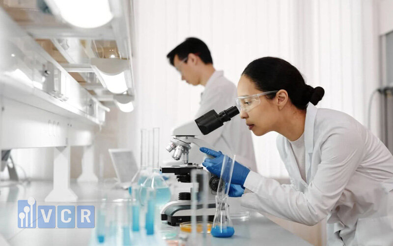 Độ trong là một trong những tiêu chuẩn đánh giá khi thực hiện kiểm nghiệm thuốc dạng lỏng.