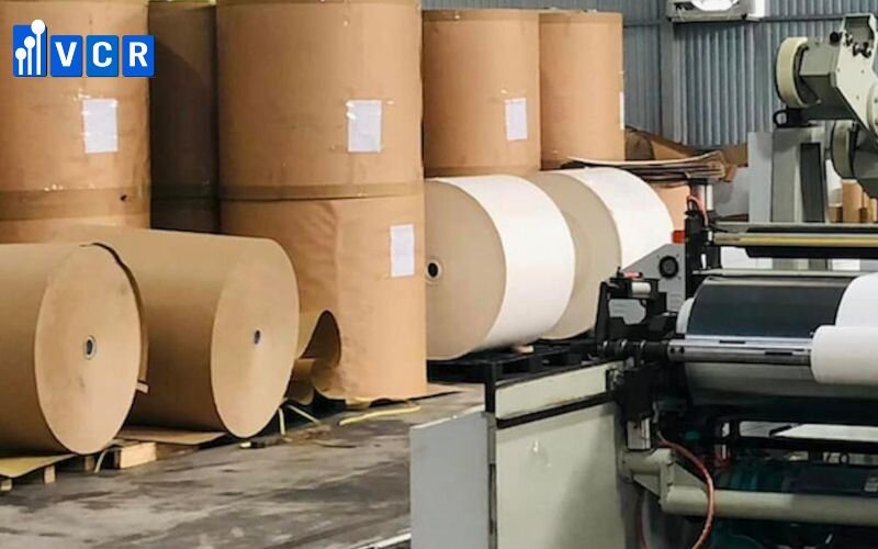 Đưa cuộn giấy vào máy tráng PE