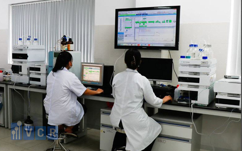Hình ảnh thực tế trong một phòng ứng dụng HPLC.