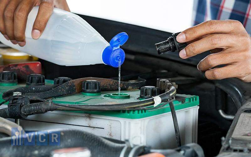 Tiếp dung dịch nước cất vào bên trong ắc quy để đảm bảo hoạt động bình ổn và độ bền theo năm tháng.