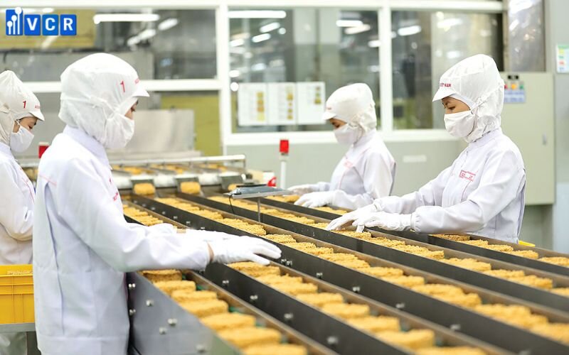 Mì được chuyển vào bộ phận đóng gói
