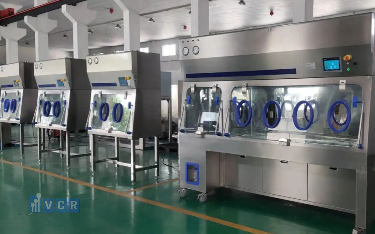 Isolator (buồng cách ly kín)